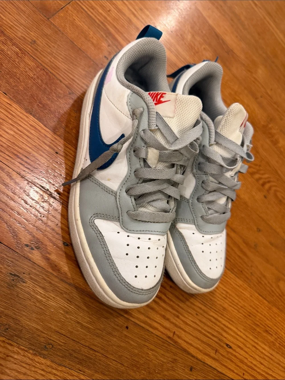 size 4.5 Nike Kids Low-Top Sneakers in White, Light Gray & Blue use good con